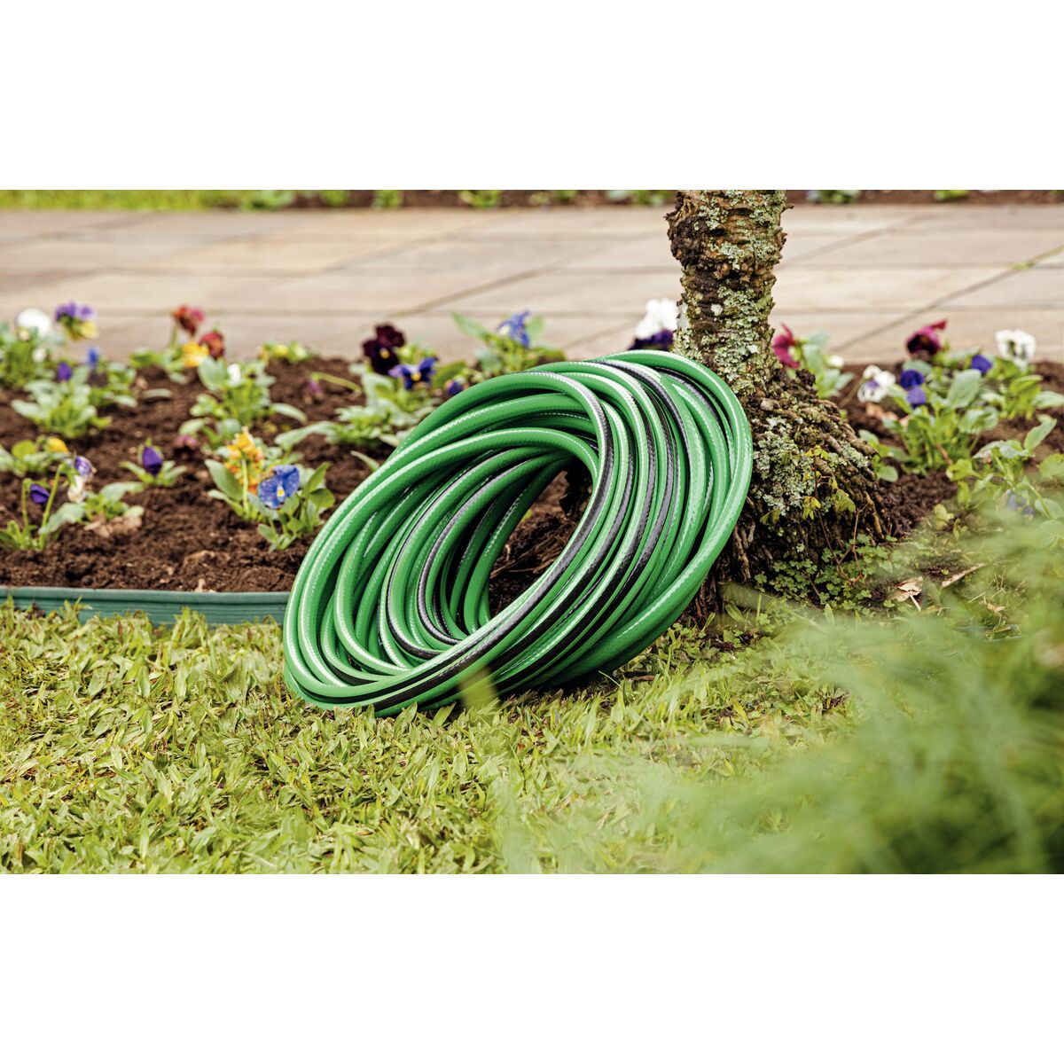 Mangueira Flex para Jardim Tramontina Verde com Faixa Preta em PVC 4 Camadas 20m – Resistência e Eficiência para o Dia a Dia
