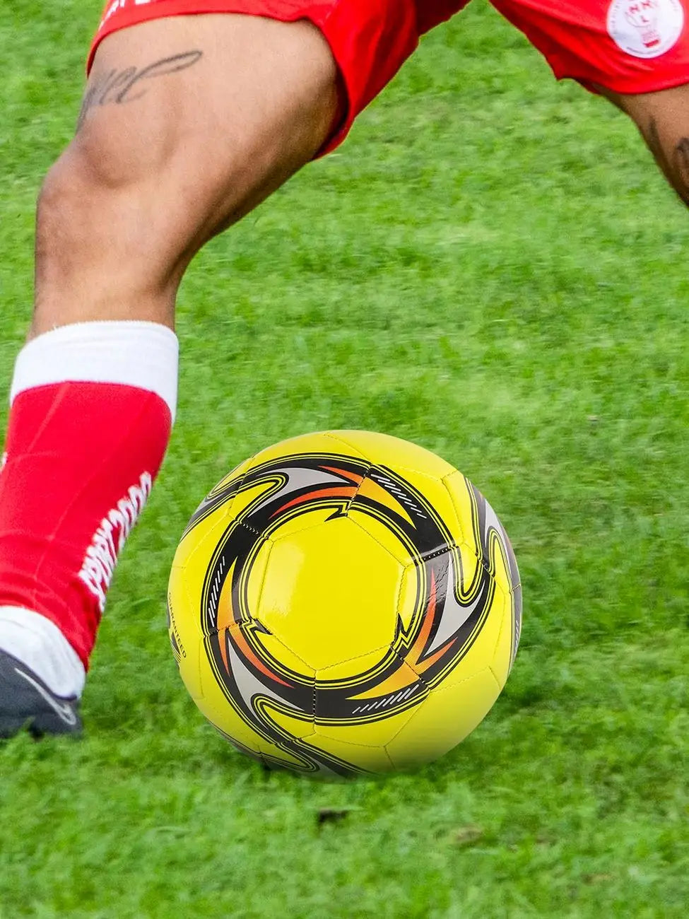 Bola de Futebol Inflável Ciclone – Tamanhos 3, 4 e 5, Macia e Ideal para Treinos e Jogos