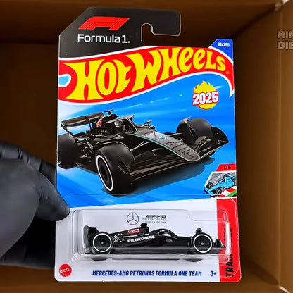 Hot Wheels 2025 Case J – Miniaturas 1:64 Ferrari SF90, Mercedes-AMG, Renault F1 e Mustang – Coleção Diecast C4982